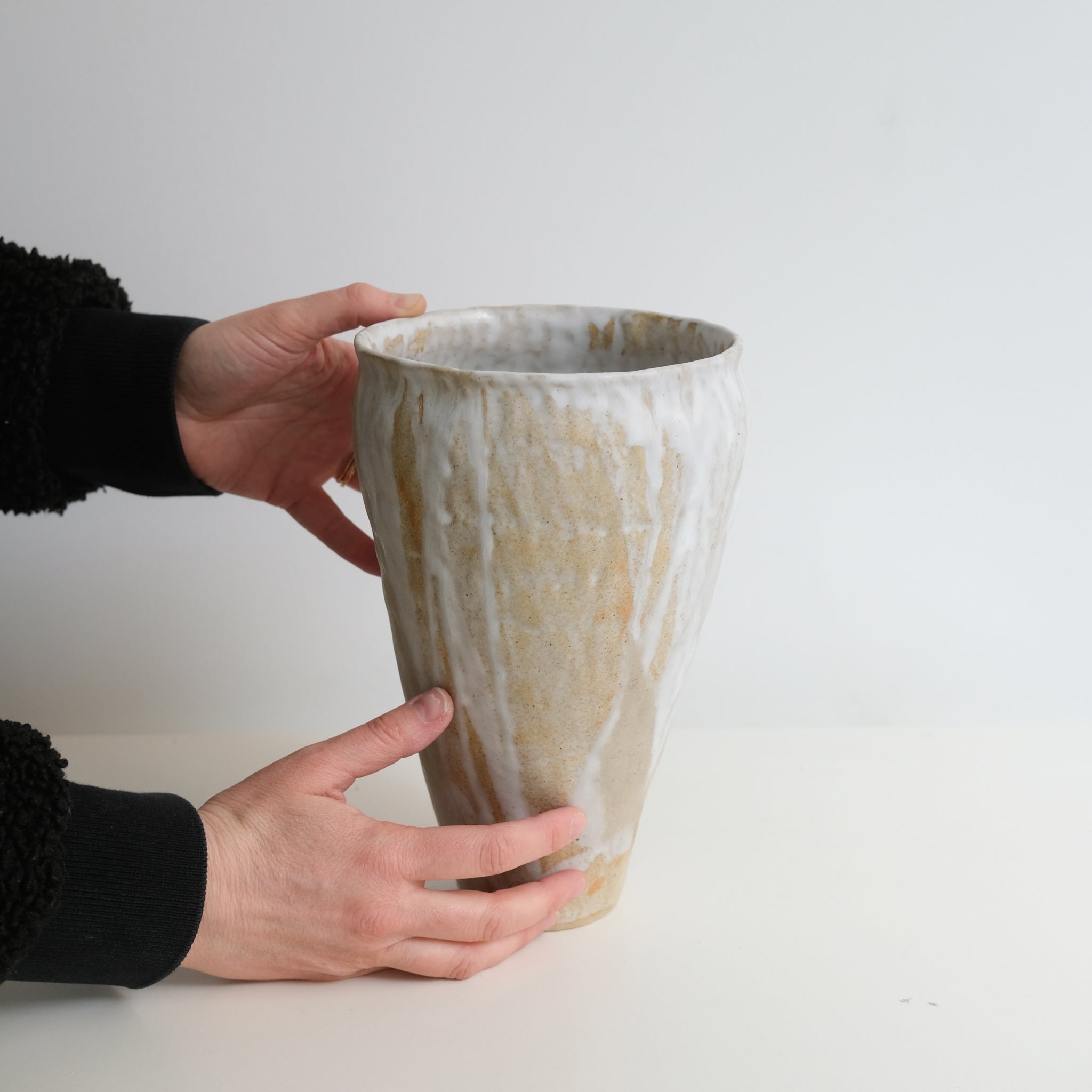 Vase 02 en grès H 27cm - Blanc beige Lola Moreau chez Brutal Ceramics