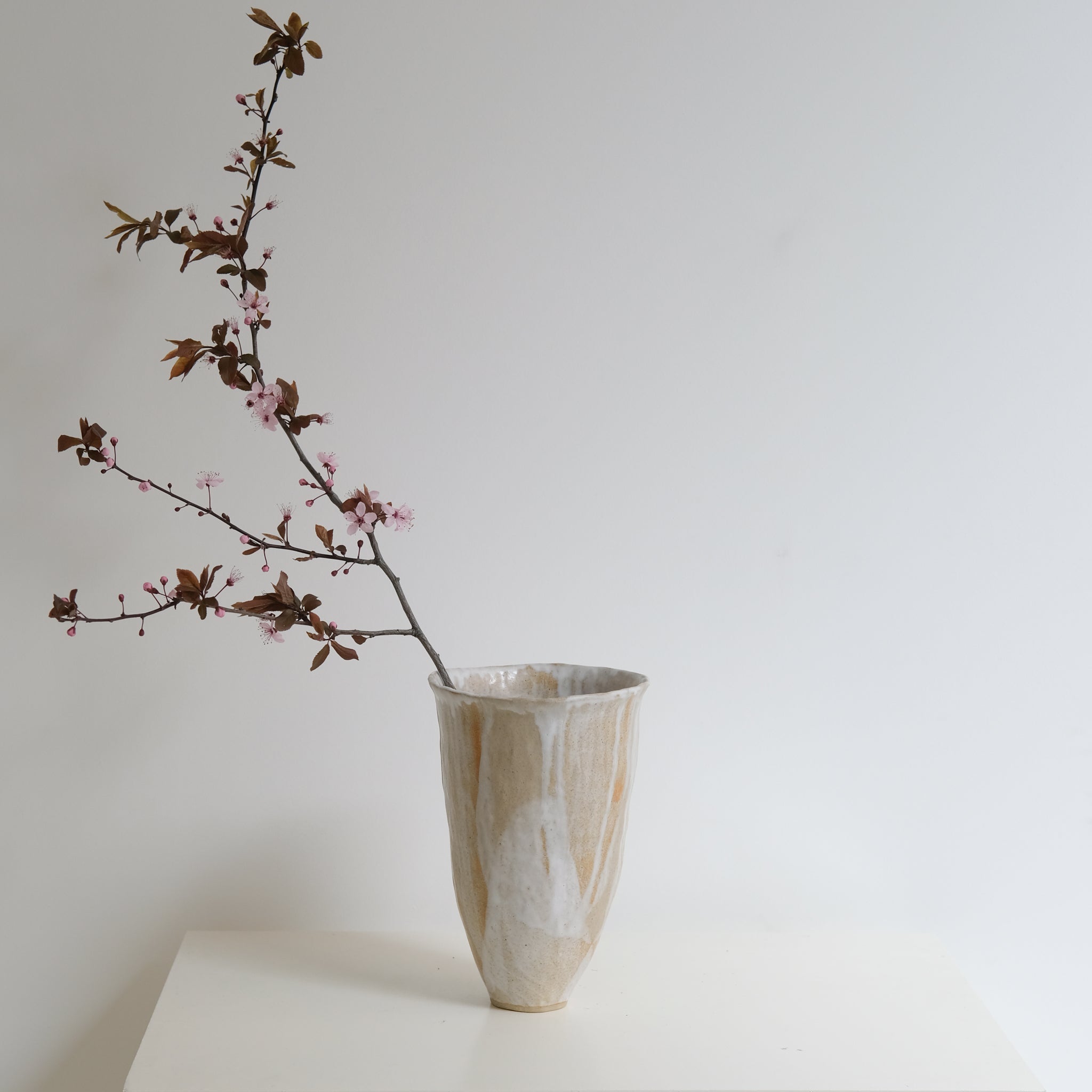 Vase 01 en grès H 27cm - Blanc beige Lola Moreau chez Brutal Ceramics