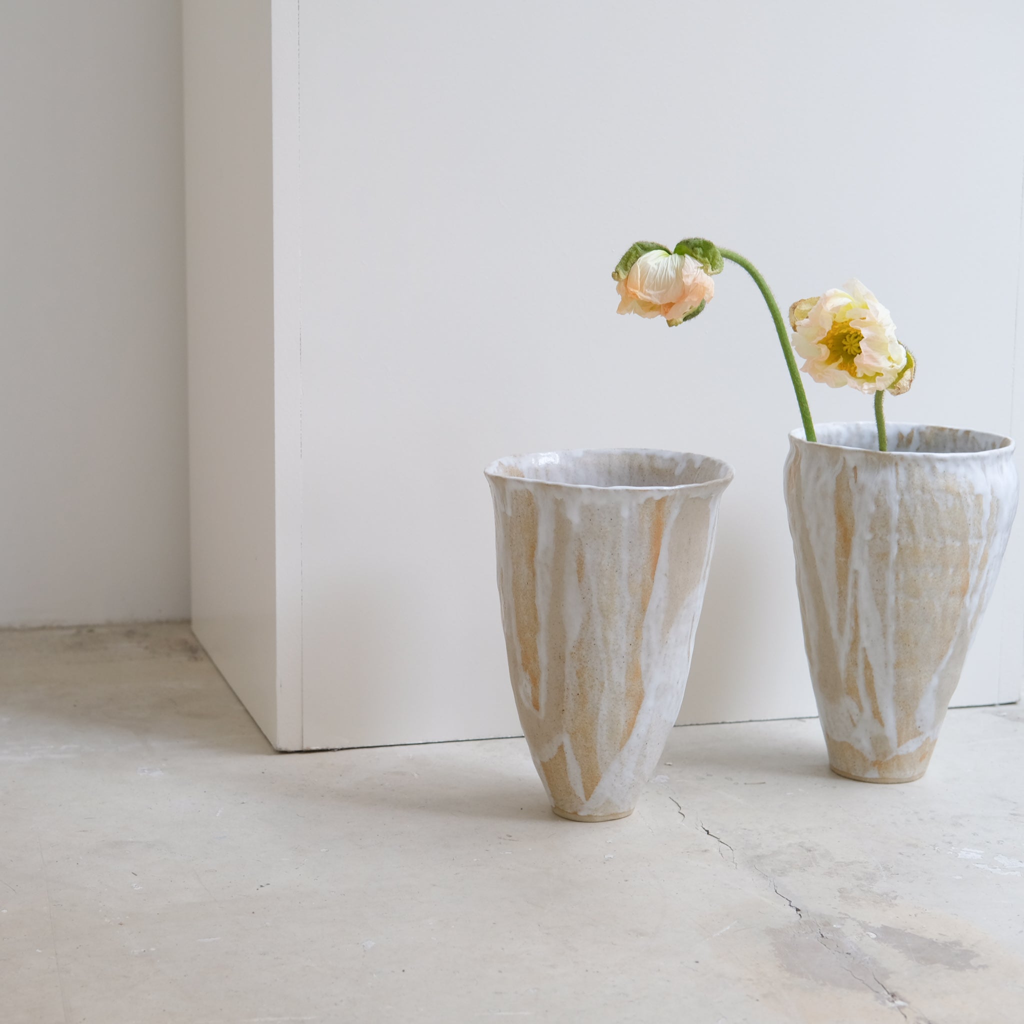 Vase 02 en grès H 27cm - Blanc beige Lola Moreau chez Brutal Ceramics