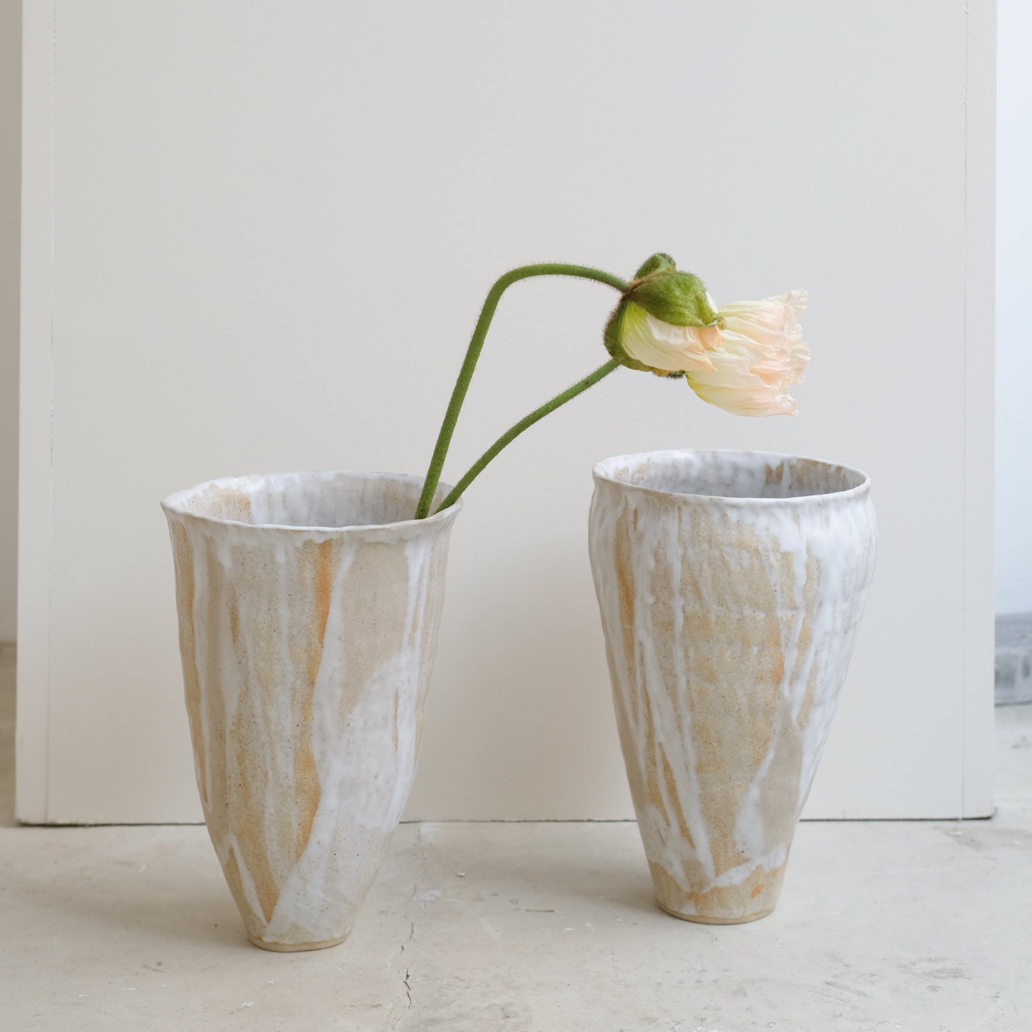 Vase 02 en grès H 27cm - Blanc beige Lola Moreau chez Brutal Ceramics