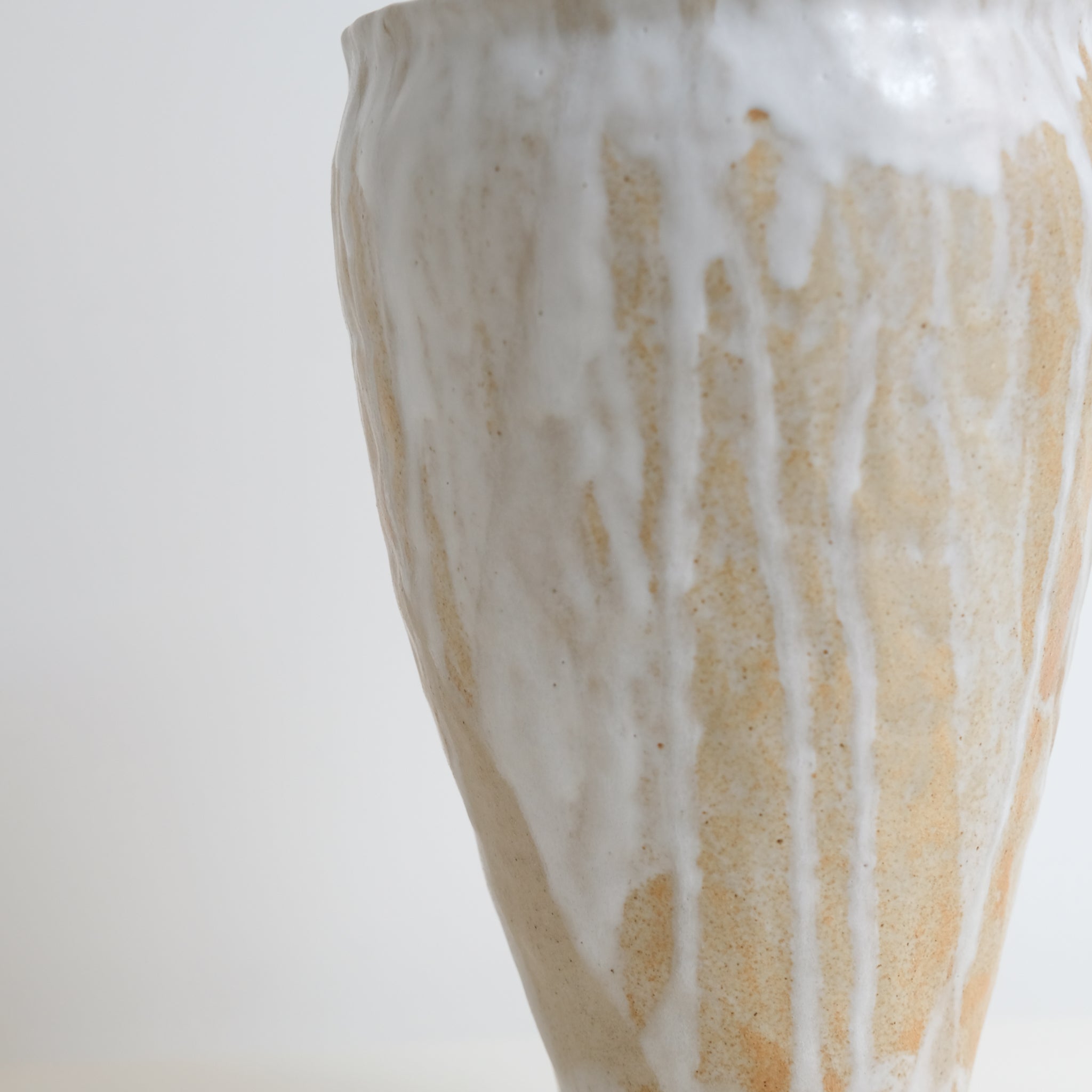 Vase 02 en grès H 27cm - Blanc beige Lola Moreau chez Brutal Ceramics