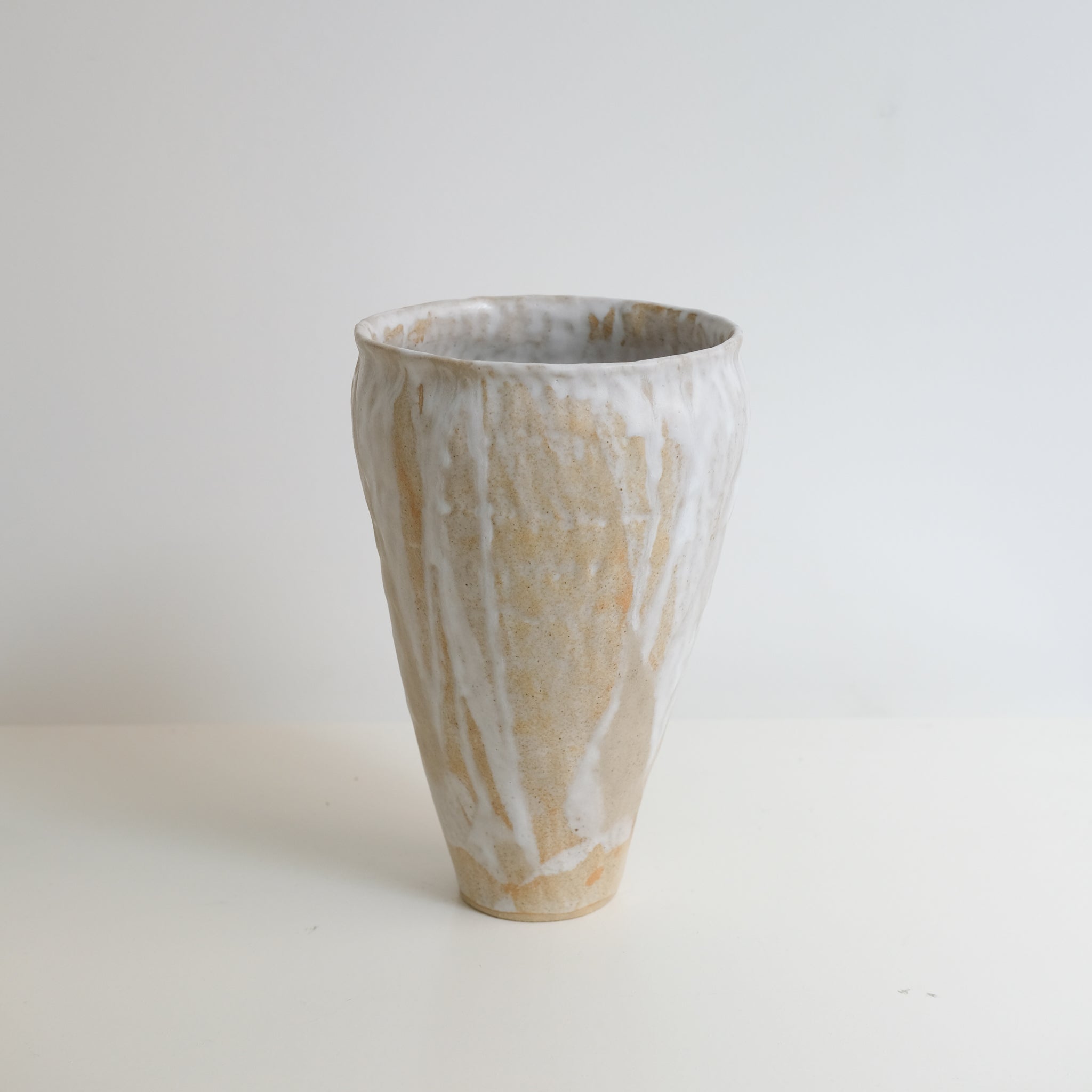 Vase 02 en grès H 27cm - Blanc beige Lola Moreau chez Brutal Ceramics