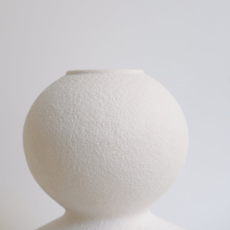 Vase en grès H31cm - blanc texturé de Lovebuch chez Brutal Ceramics
