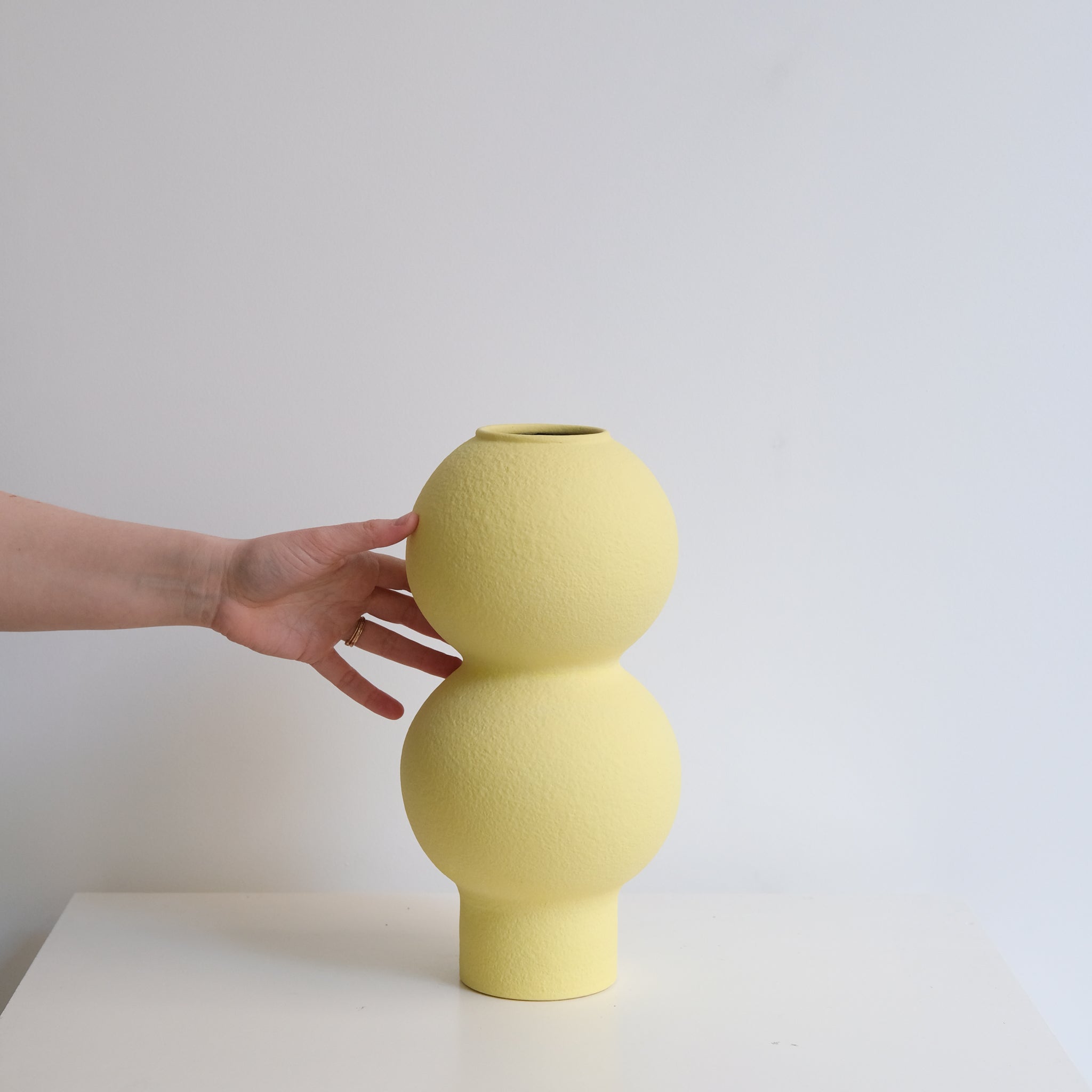 Vase en grès H33cm - jaune mimosa mat de Lovebuch chez Brutal Ceramics