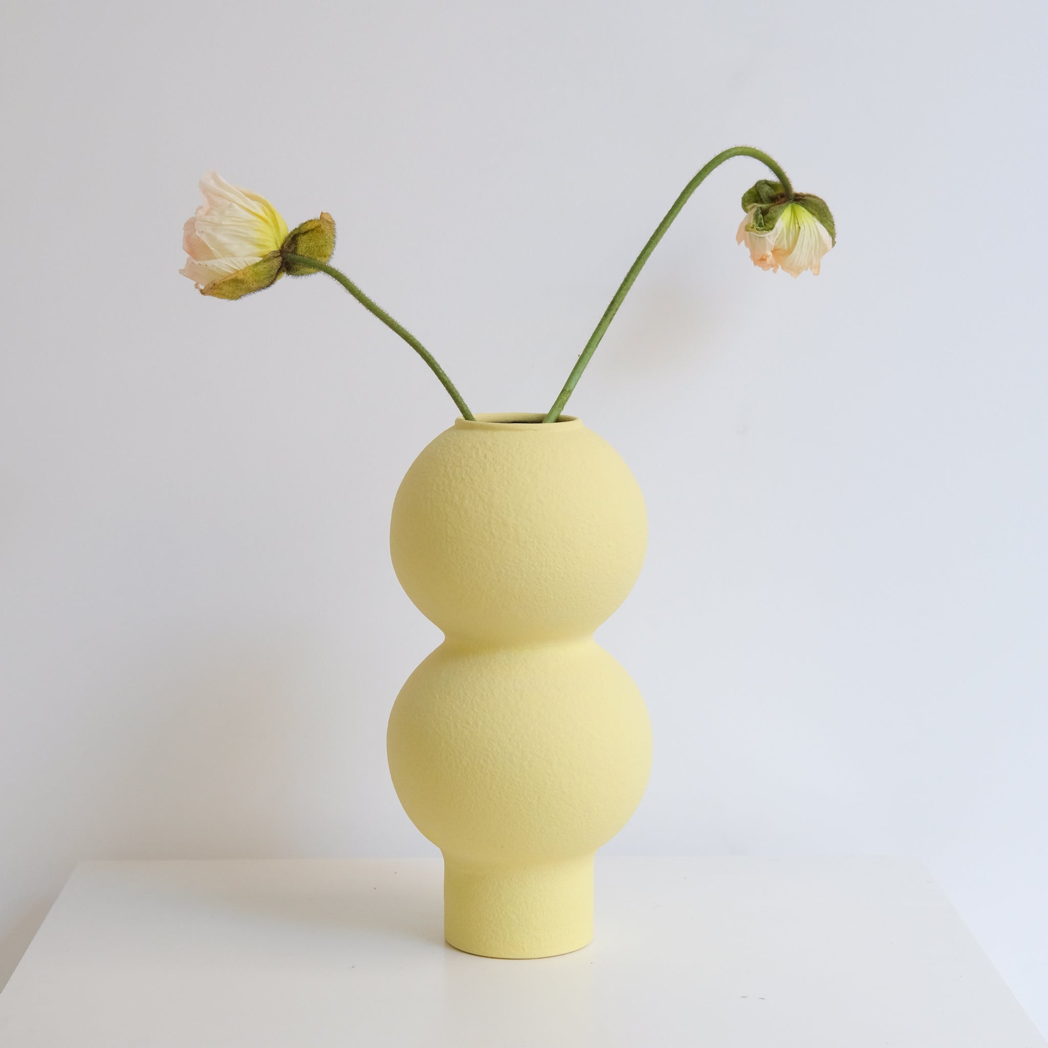 Vase en grès H33cm - jaune mimosa mat de Lovebuch chez Brutal Ceramics