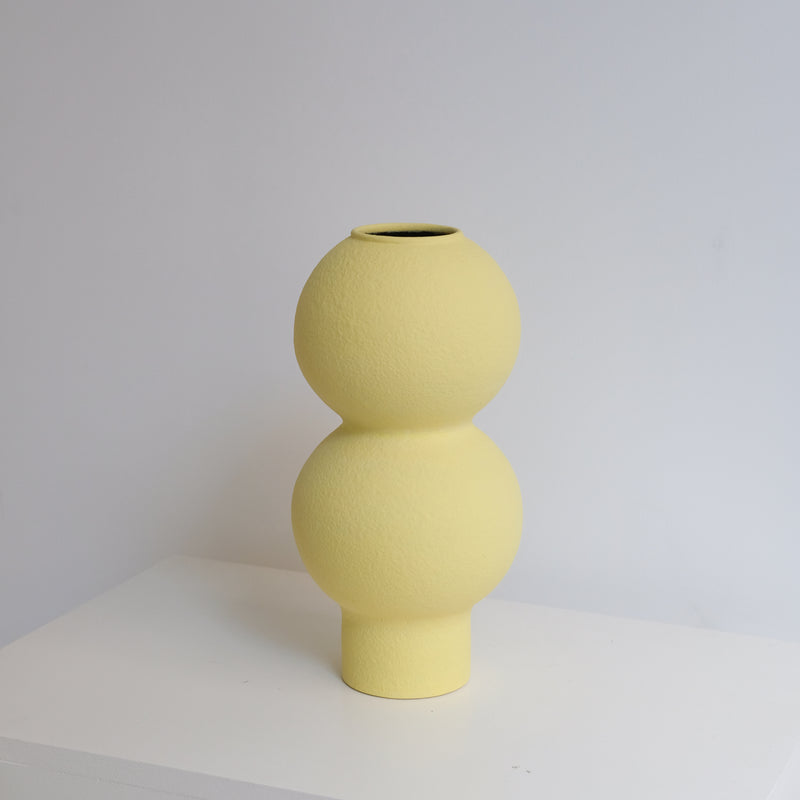 Vase en grès H33cm - jaune mimosa mat de Lovebuch chez Brutal Ceramics