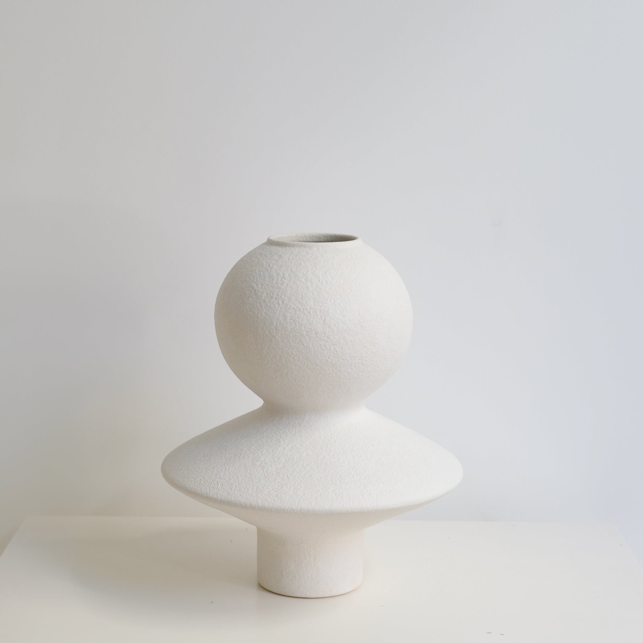 Vase en grès H31cm - blanc texturé de Lovebuch chez Brutal Ceramics