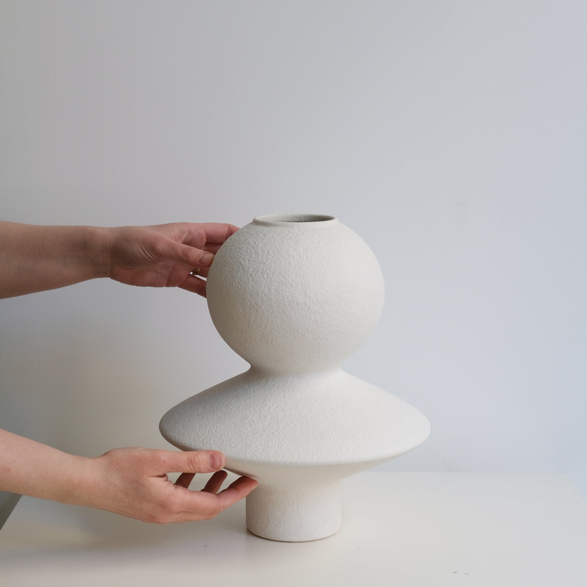 Vase en grès H31cm - blanc texturé de Lovebuch chez Brutal Ceramics