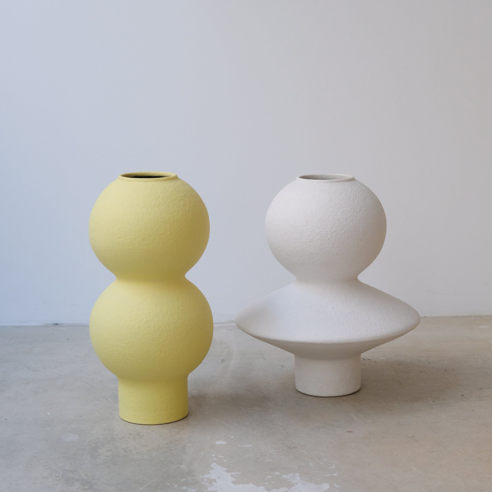 Vase en grès H31cm - blanc texturé de Lovebuch chez Brutal Ceramics