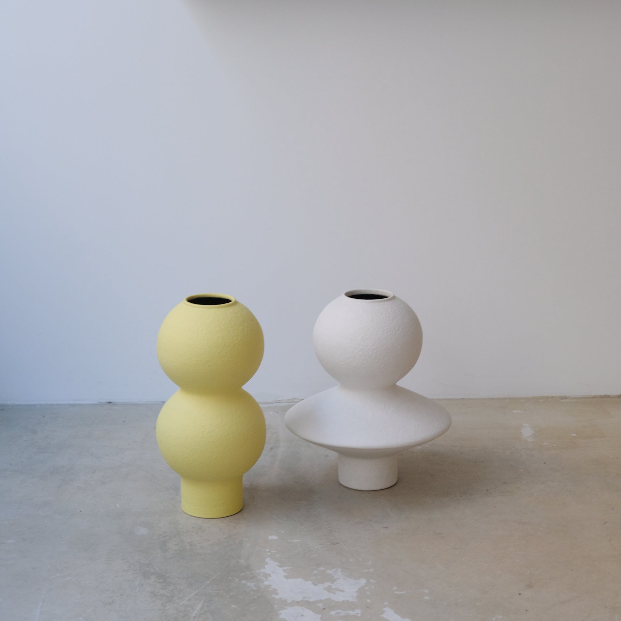 Vase en grès H33cm - jaune mimosa mat de Lovebuch chez Brutal Ceramics