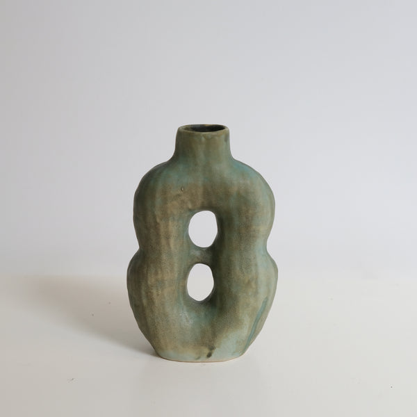 Vase en grès H20cm - kaki mat de Malwina Kleparska chez Brutal Ceramics