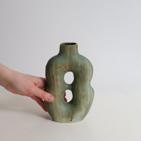 Vase en grès H20cm - kaki mat de Malwina Kleparska chez Brutal Ceramics