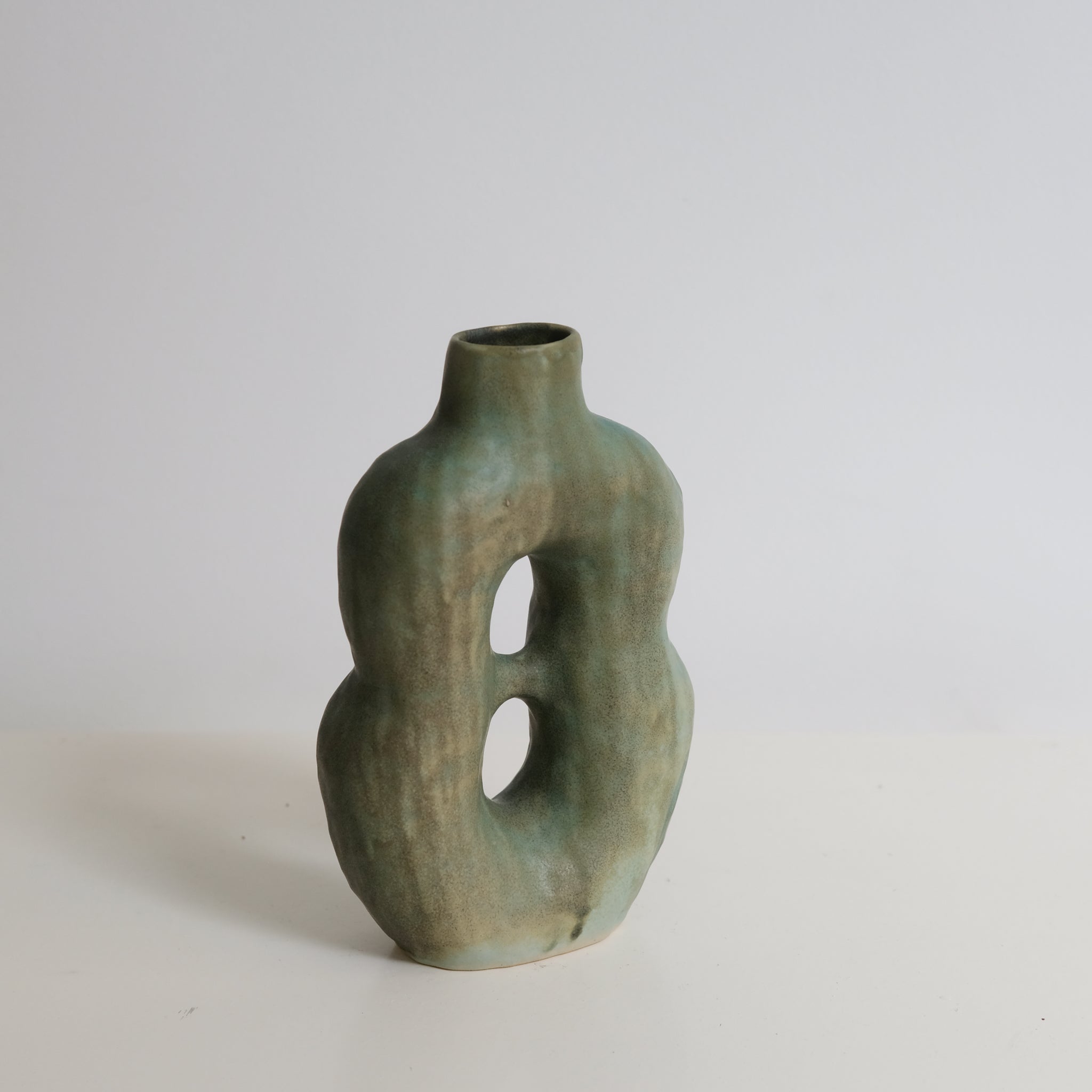 Vase en grès H20cm - kaki mat de Malwina Kleparska chez Brutal Ceramics