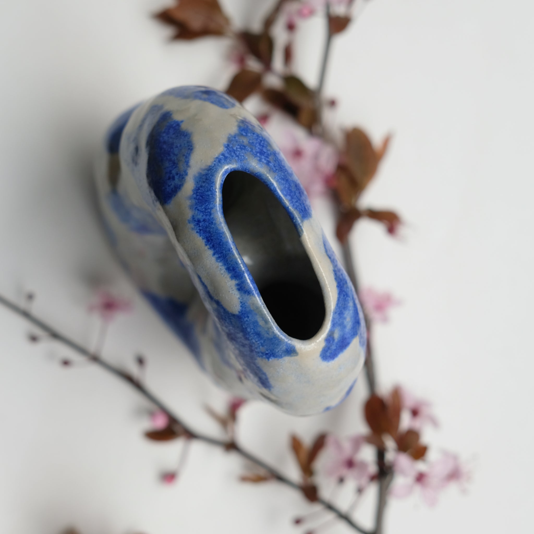 Vase en grès H16cm - bleu et blanc brillant de Malwina Kleparska chez Brutal Ceramics