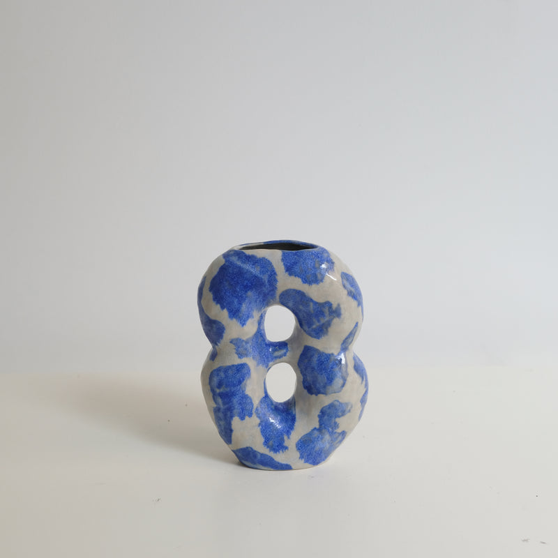 Vase en grès H16cm - bleu et blanc brillant de Malwina Kleparska chez Brutal Ceramics