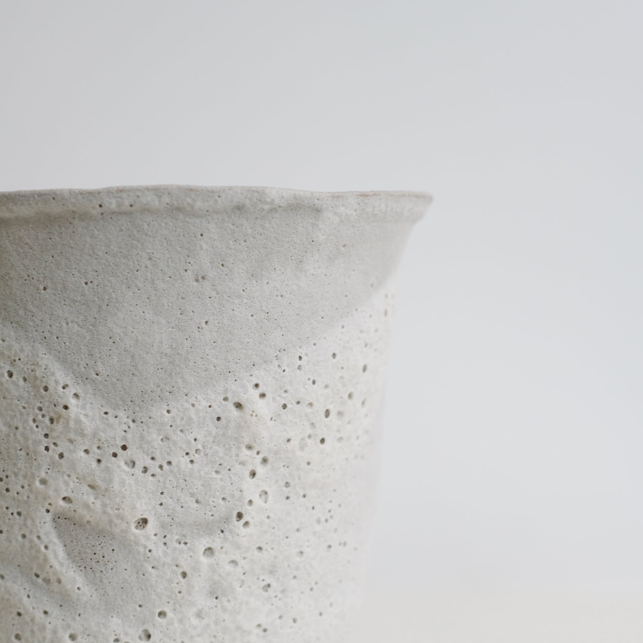 Vase en grès H15,5cm - Blanc texturé de Mathilde Martin chez Brutal Ceramics