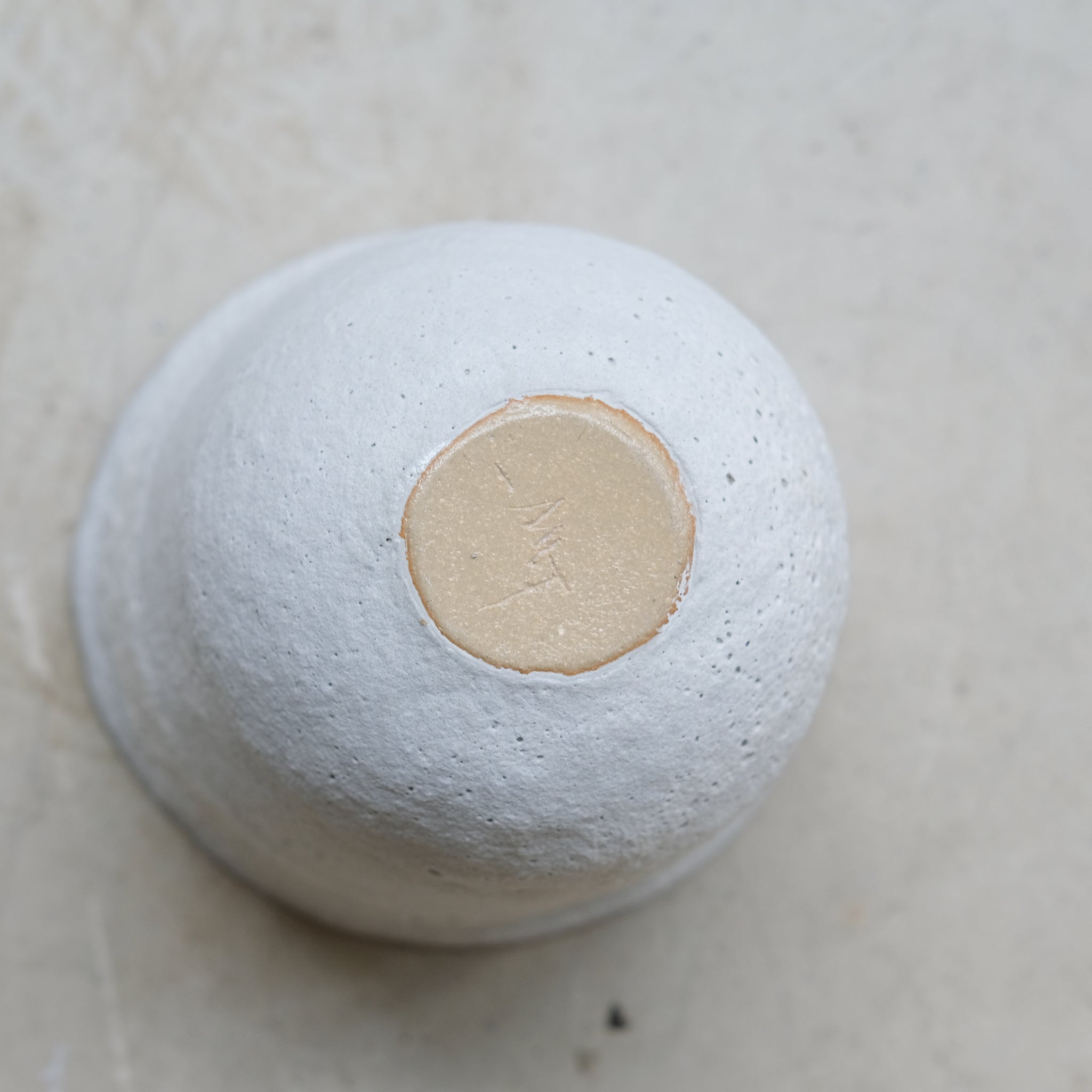 Vase en grès H15,5cm - Blanc texturé de Mathilde Martin chez Brutal Ceramics