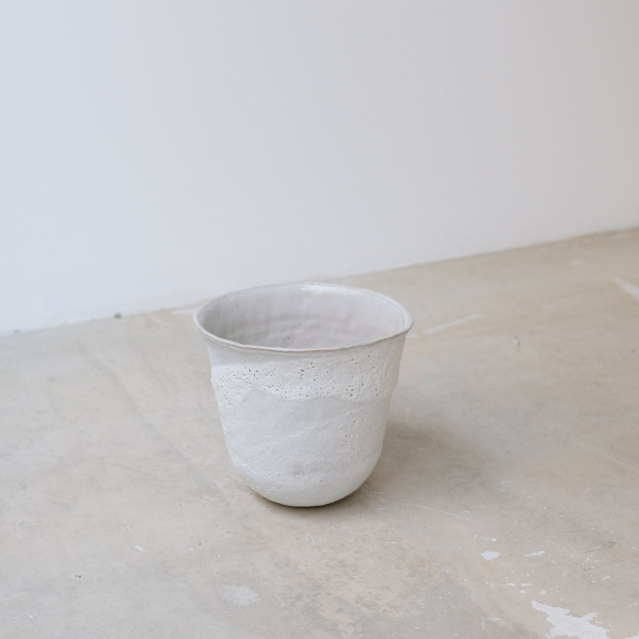 Vase en grès H15,5cm - Blanc texturé de Mathilde Martin chez Brutal Ceramics