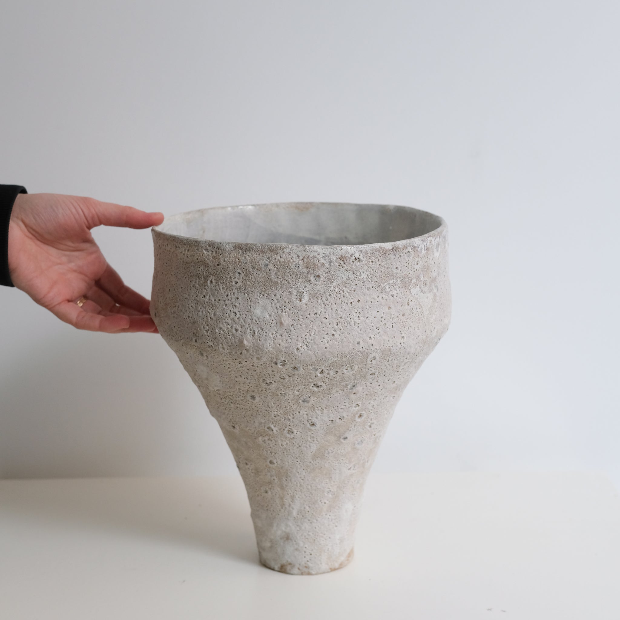 Vase en grès H28cm - Blanc texturé de Mathile Martin chez Brutal