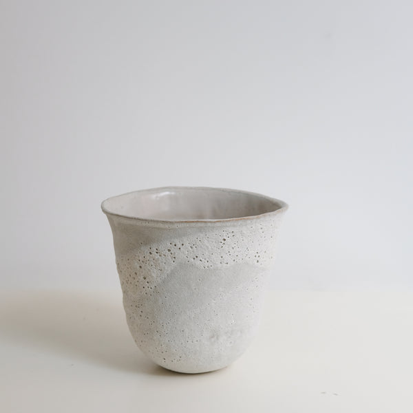 Vase en grès H15,5cm - Blanc texturé de Mathilde Martin chez Brutal Ceramics