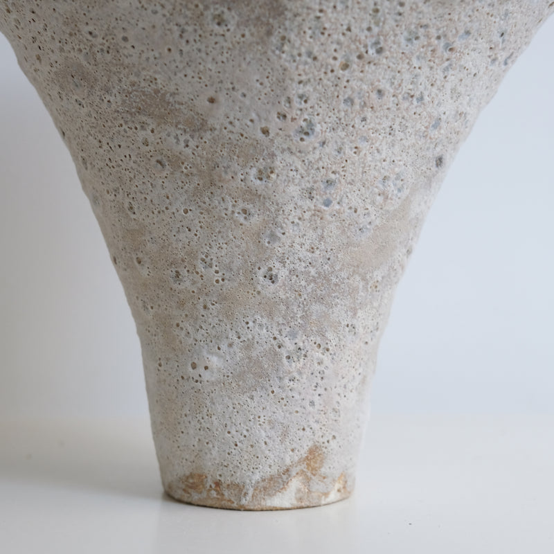 Vase en grès H28cm - Blanc texturé de Mathile Martin chez Brutal