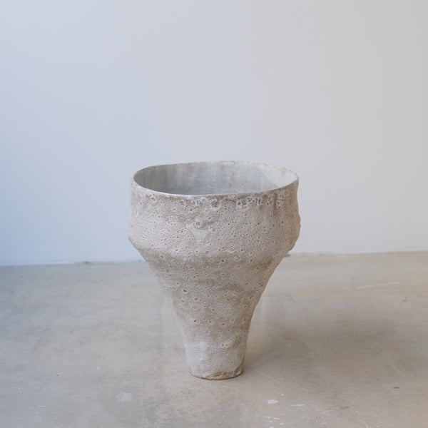 Vase en grès H28cm - Blanc texturé de Mathile Martin chez Brutal Ceramics