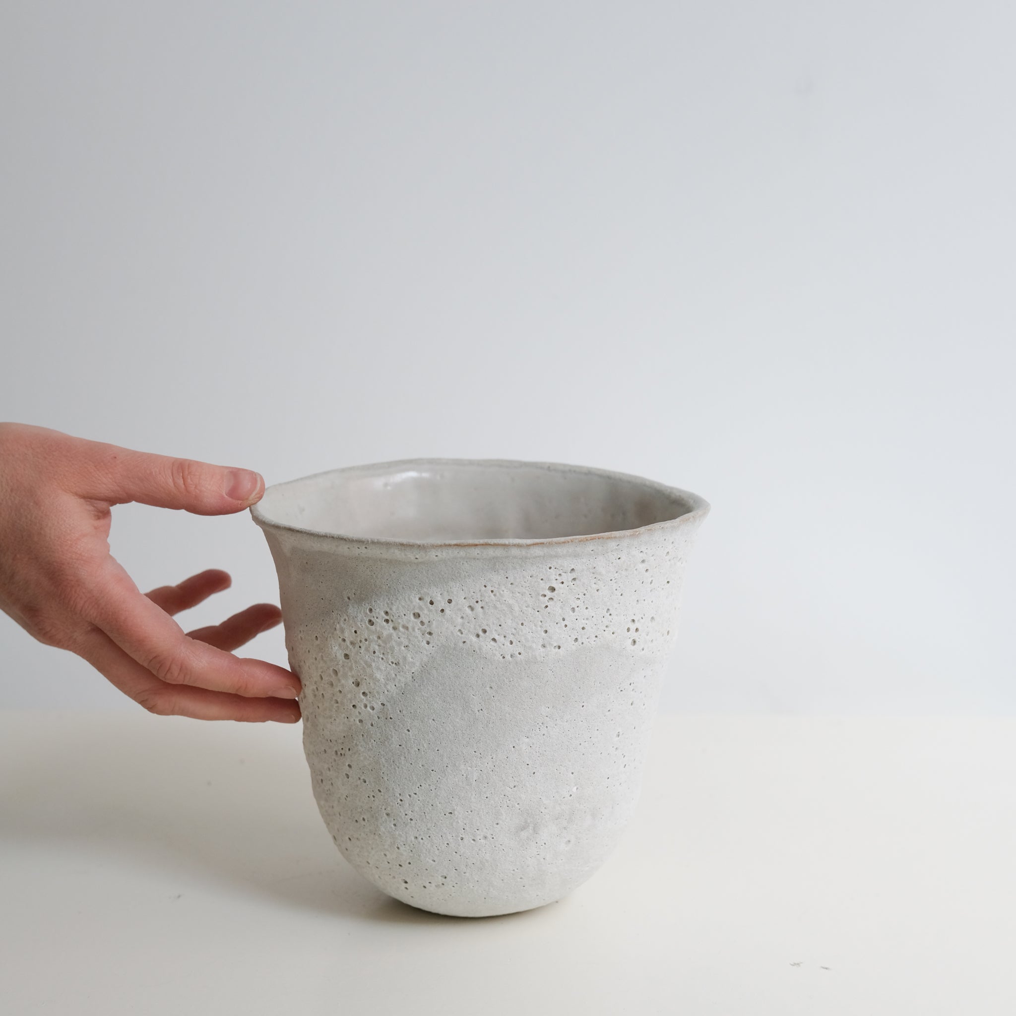 Vase en grès H15,5cm - Blanc texturé de Mathilde Martin chez Brutal Ceramics