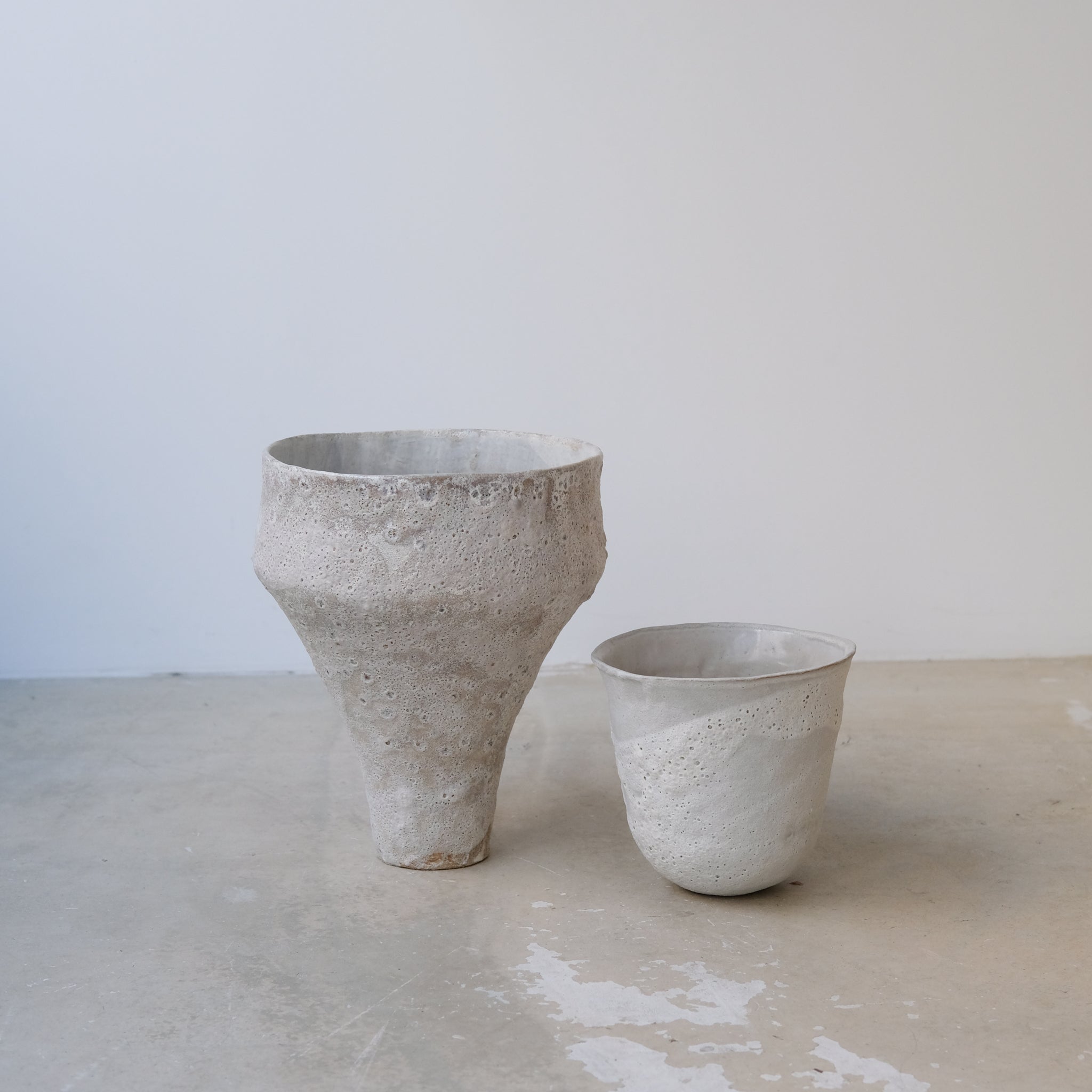 Vase en grès H28cm - Blanc texturé de Mathile Martin chez Brutal
