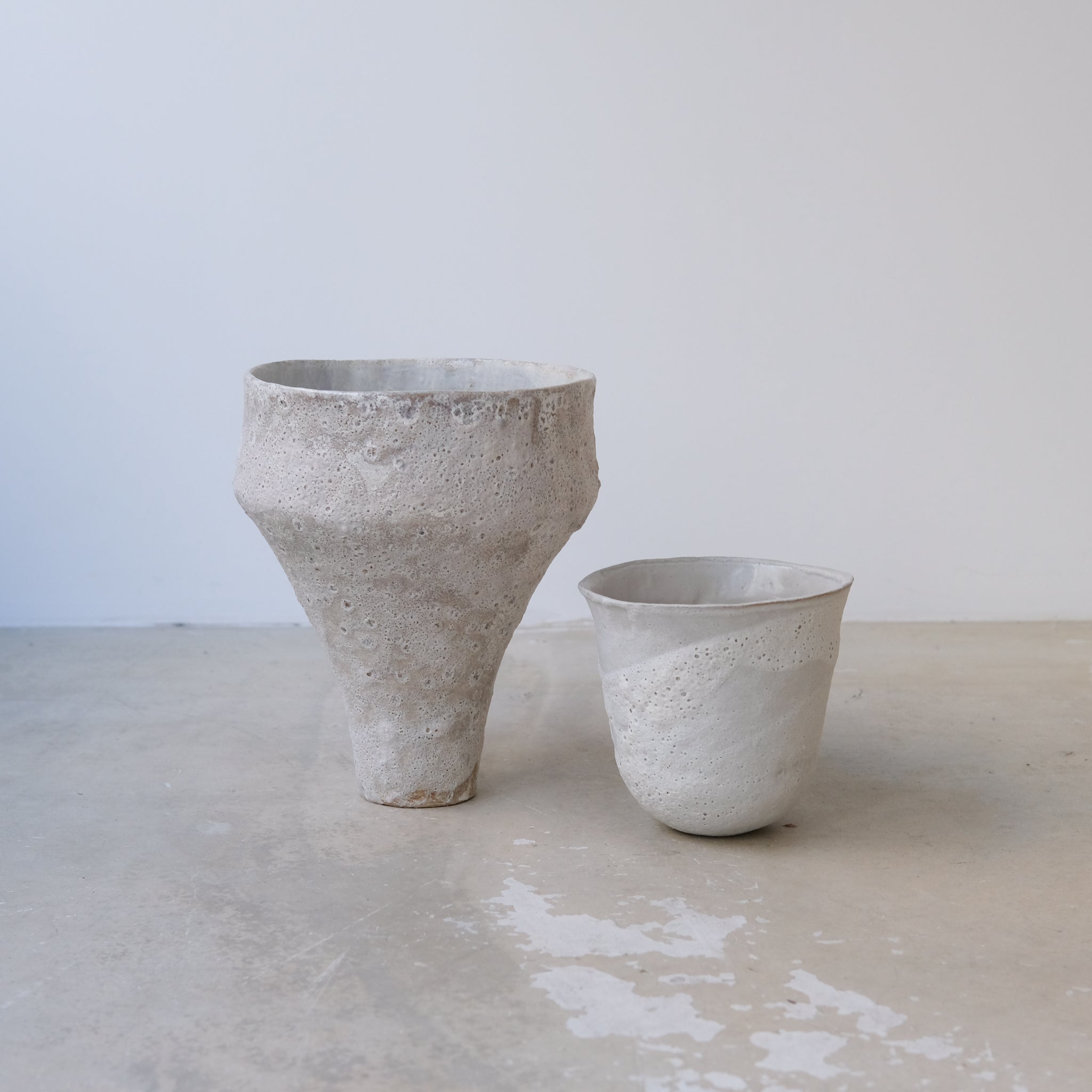 Vase en grès H15,5cm - Blanc texturé de Mathilde Martin chez Brutal Ceramics