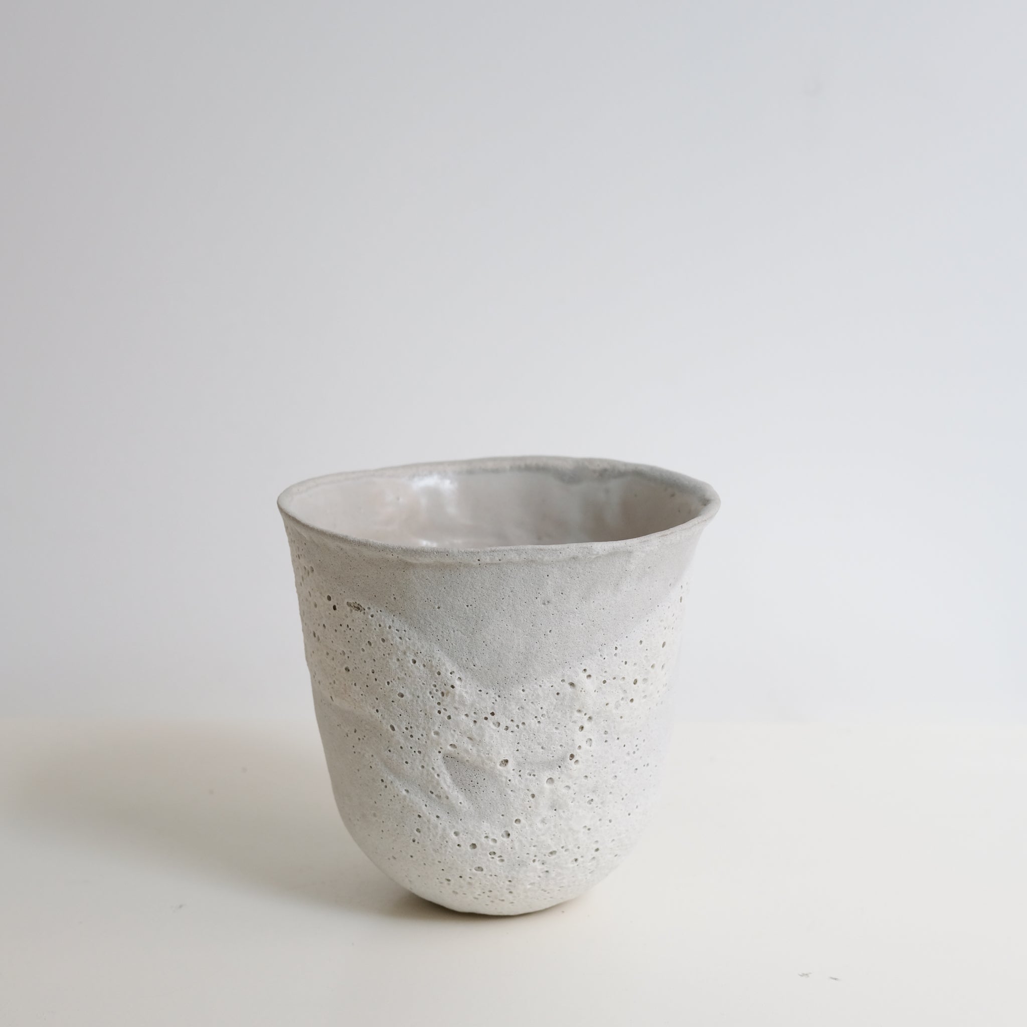 Vase en grès H15,5cm - Blanc texturé de Mathilde Martin chez Brutal Ceramics