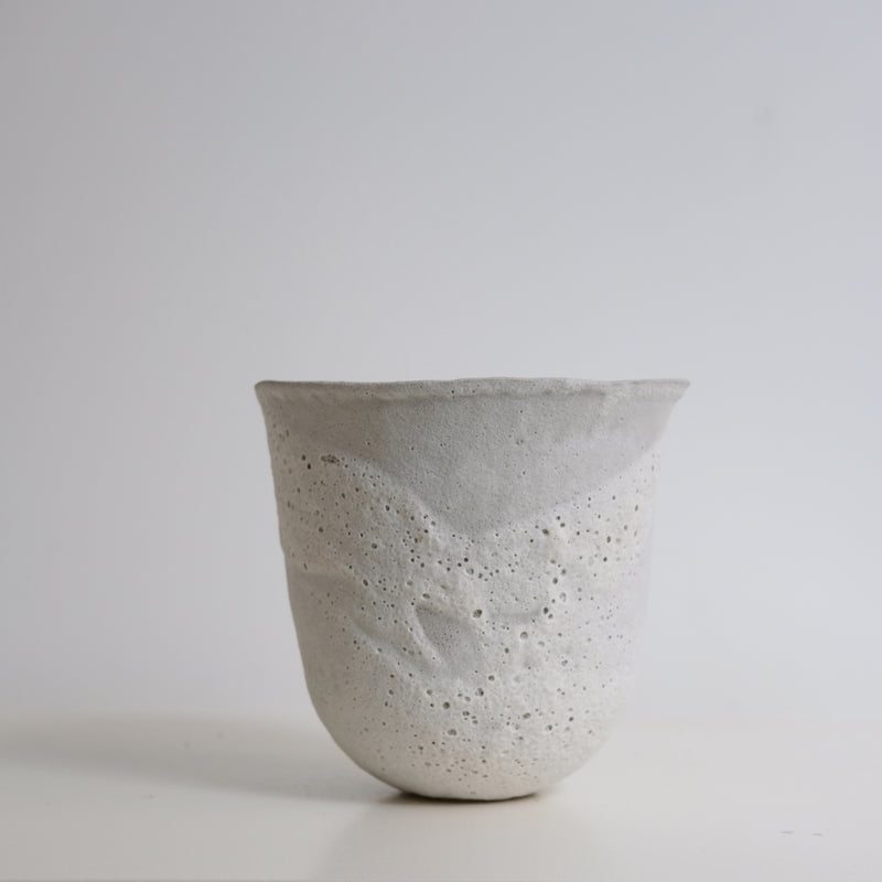 Vase en grès H15,5cm - Blanc texturé de Mathilde Martin chez Brutal Ceramics