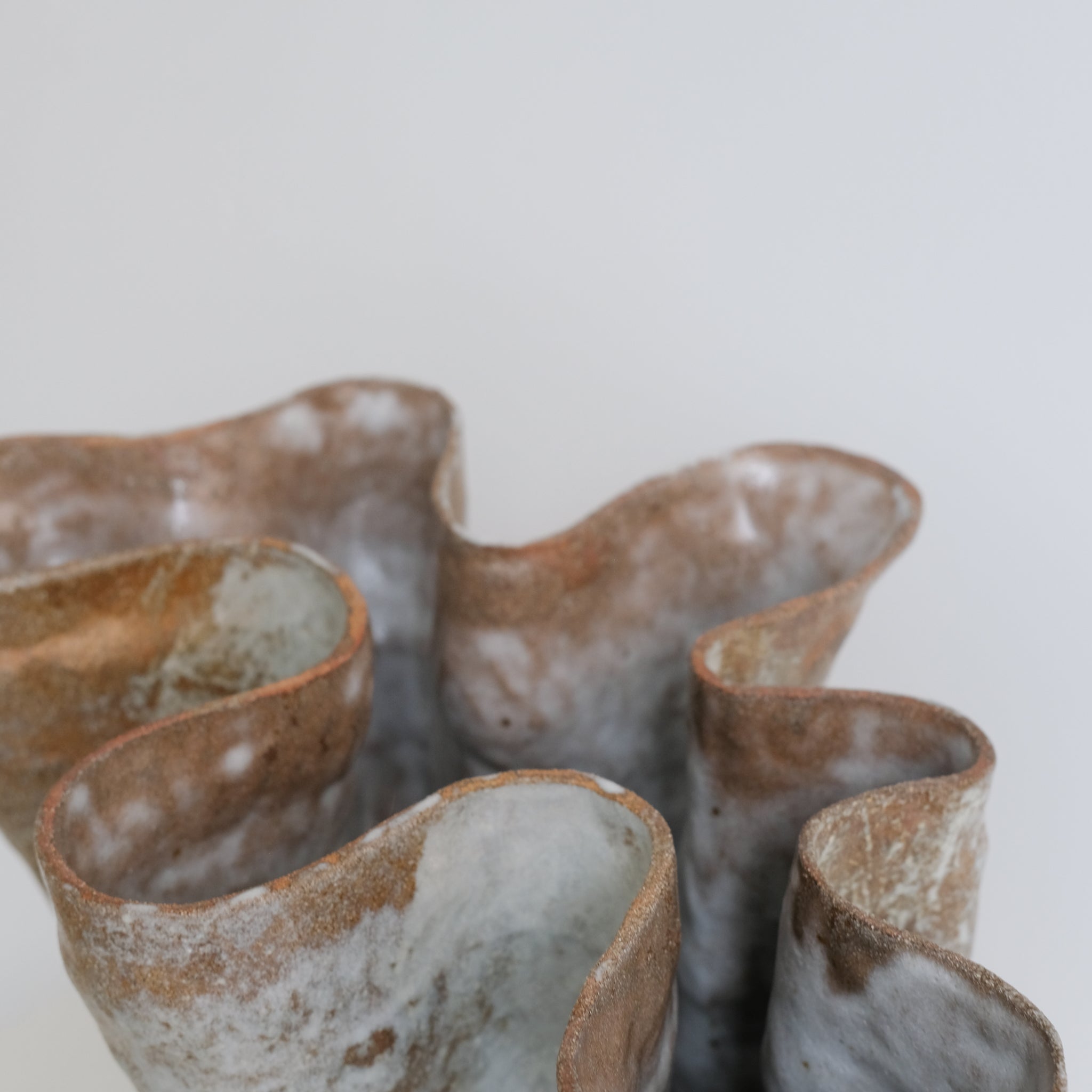 Vase "Remèdio" en grès roux H31cm - brun et blanc d'Ophélie Talhas chez Brutal Ceramics