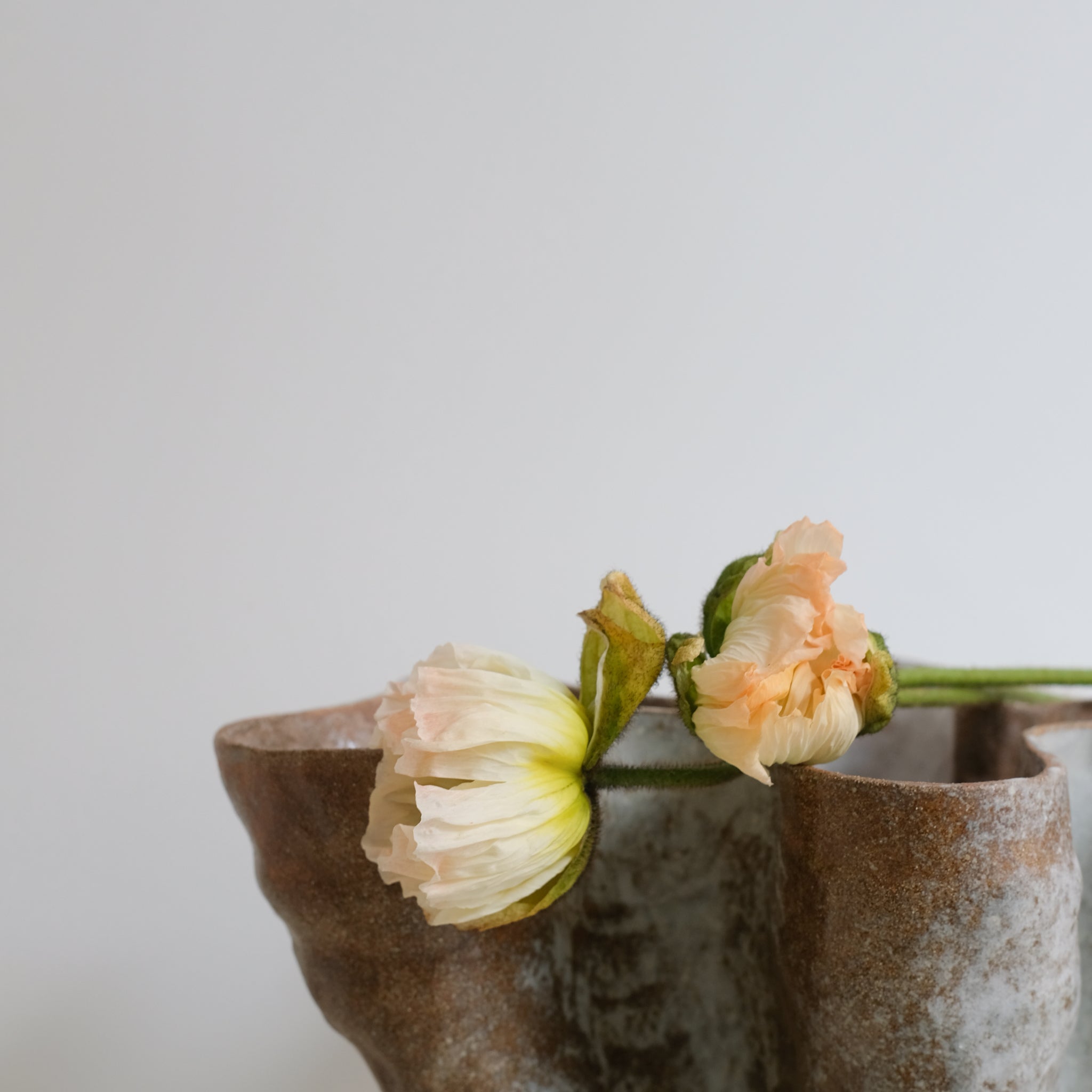 Vase "Remèdio" en grès roux H31cm - brun et blanc d'Ophélie Talhas chez Brutal Ceramics