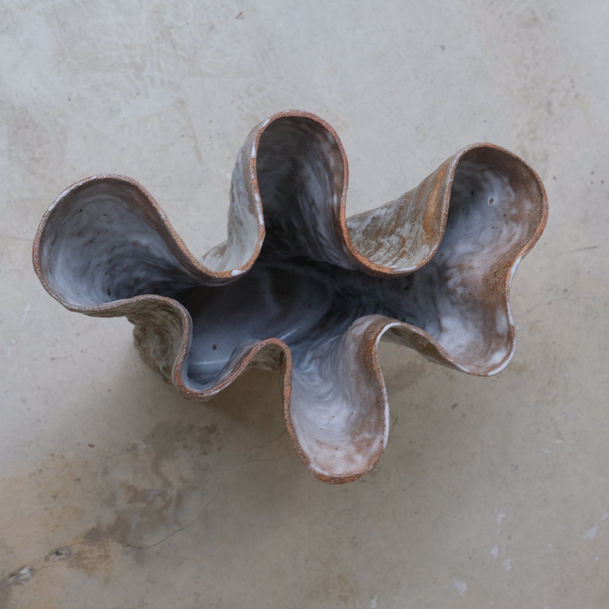 Vase "Remèdio" en grès roux H31cm - brun et blanc d'Ophélie Talhas chez Brutal Ceramics