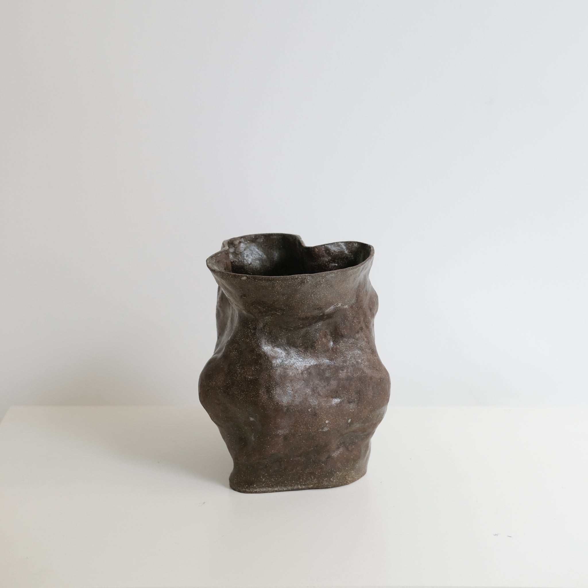Vase en grès noir H19cm - marron d'Ophélie Talhas chez Brutal Ceramics