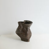 Vase en grès noir H19cm - marron d'Ophélie Talhas chez Brutal Ceramics