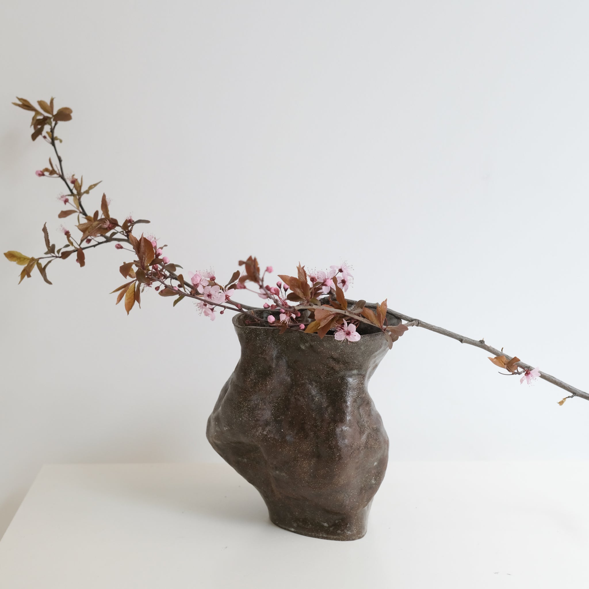 Vase en grès noir H19cm - marron d'Ophélie Talhas chez Brutal Ceramics