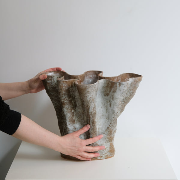 Vase "Remèdio" en grès roux H31cm - brun et blanc d'Ophélie Talhas chez Brutal Ceramics
