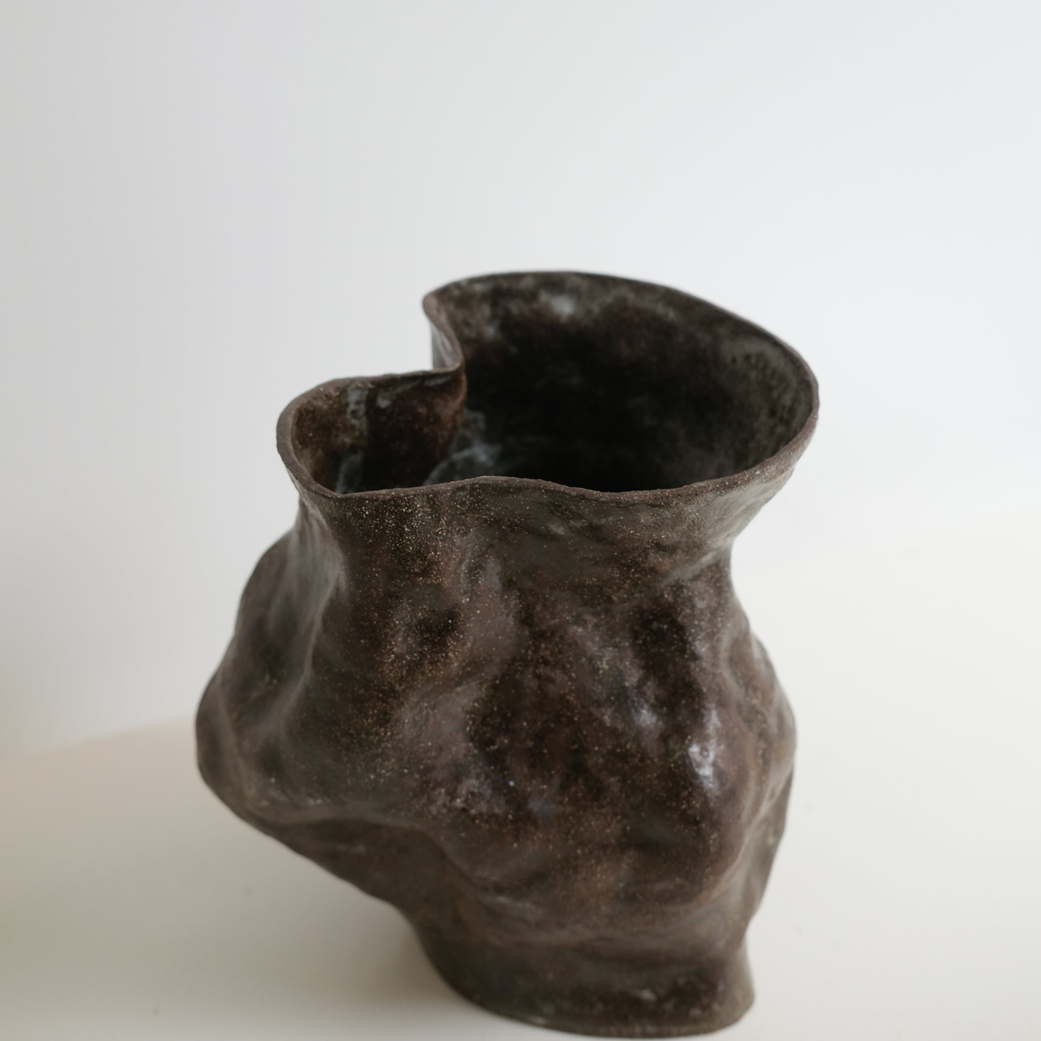 Vase en grès noir H19cm - marron d'Ophélie Talhas chez Brutal Ceramics