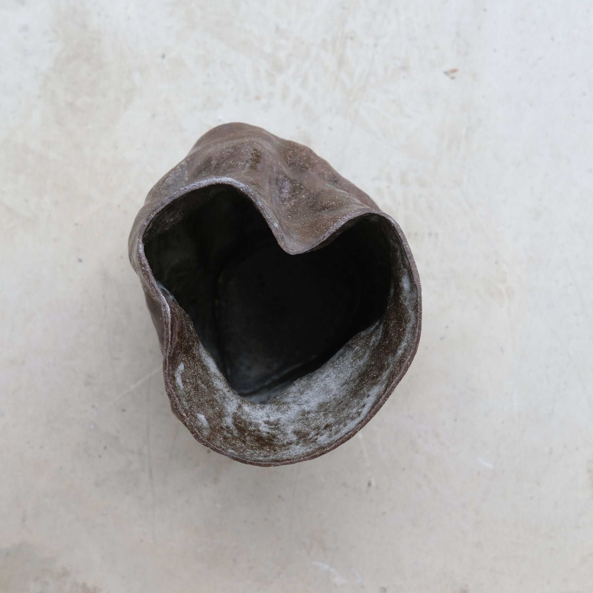 Vase en grès noir H19cm - marron d'Ophélie Talhas chez Brutal Ceramics