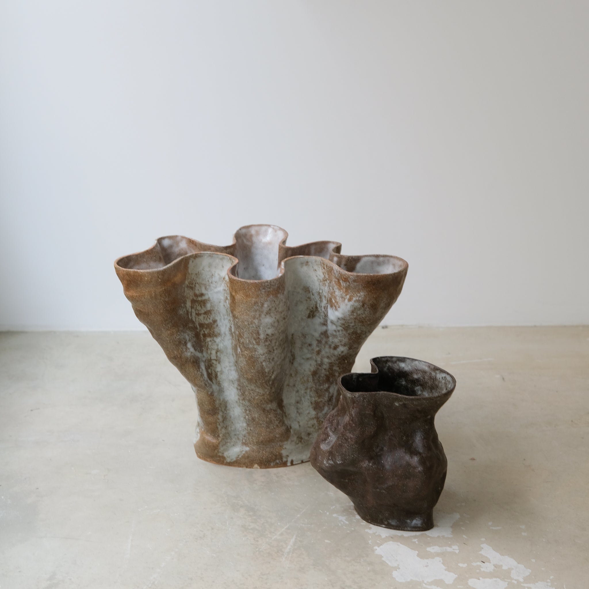 Vase "Remèdio" en grès roux H31cm - brun et blanc d'Ophélie Talhas chez Brutal Ceramics