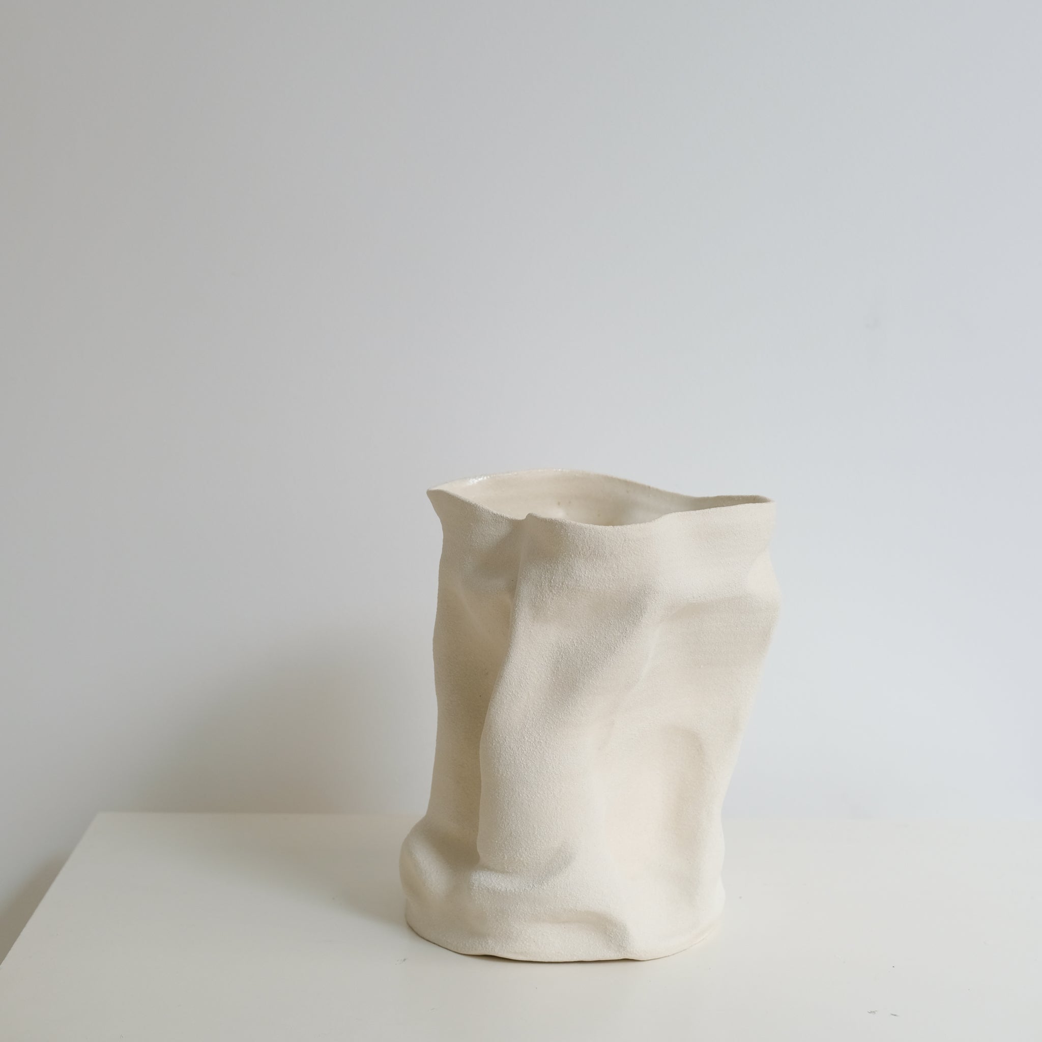Vase en grès blanc H23cm - blanc sable d'Ophélie Talhas chez Brutal Ceramics