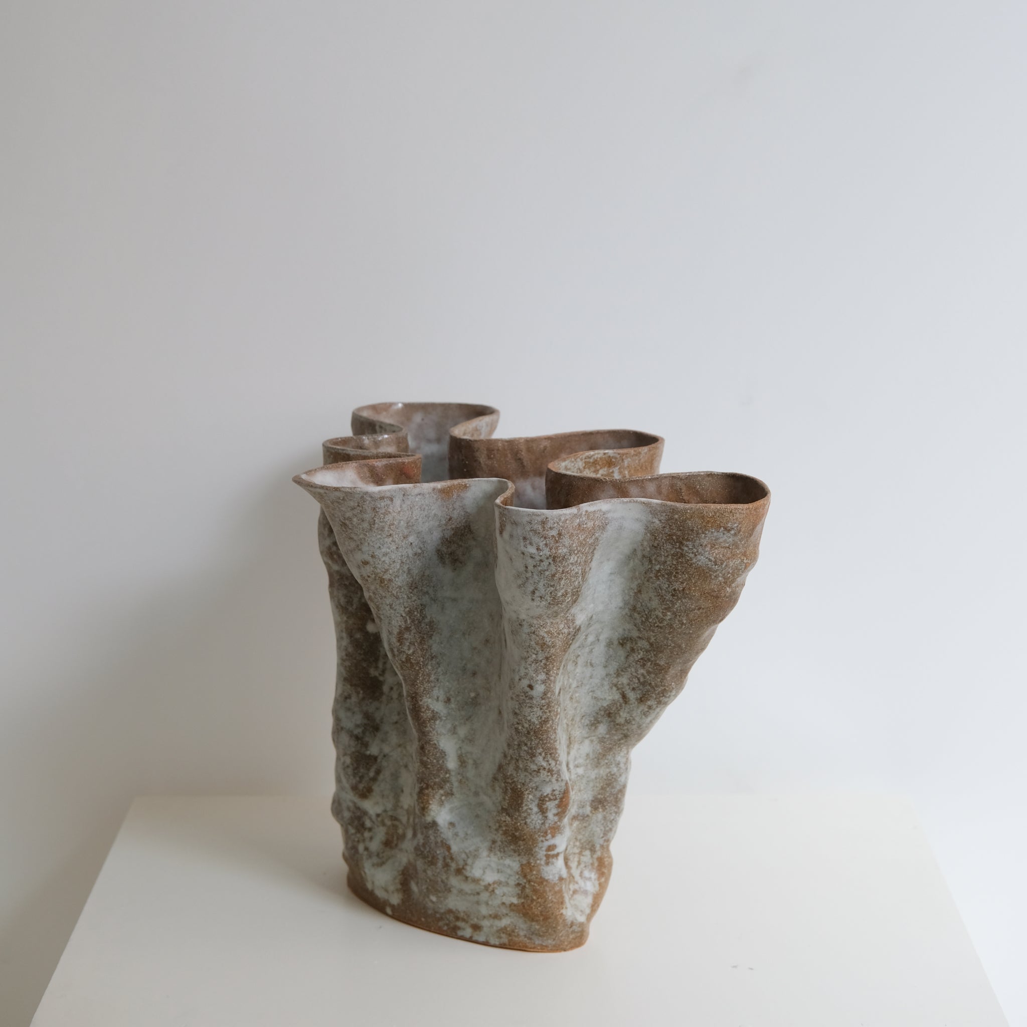 Vase "Remèdio" en grès roux H31cm - brun et blanc d'Ophélie Talhas chez Brutal Ceramics