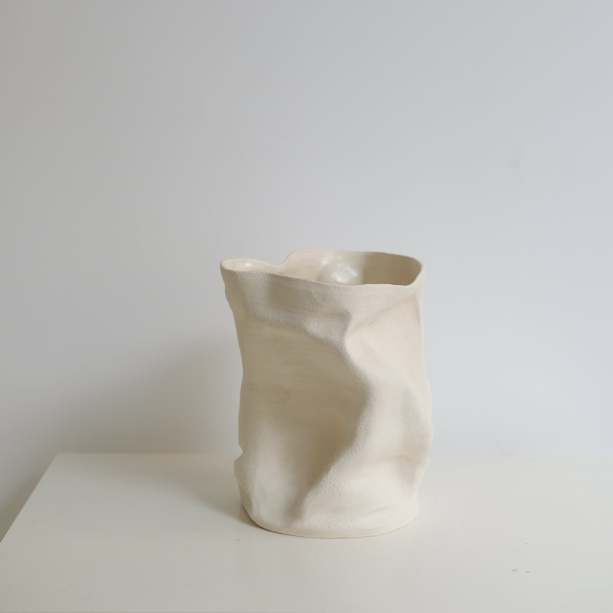 Vase en grès blanc H23cm - blanc sable d'Ophélie Talhas chez Brutal Ceramics