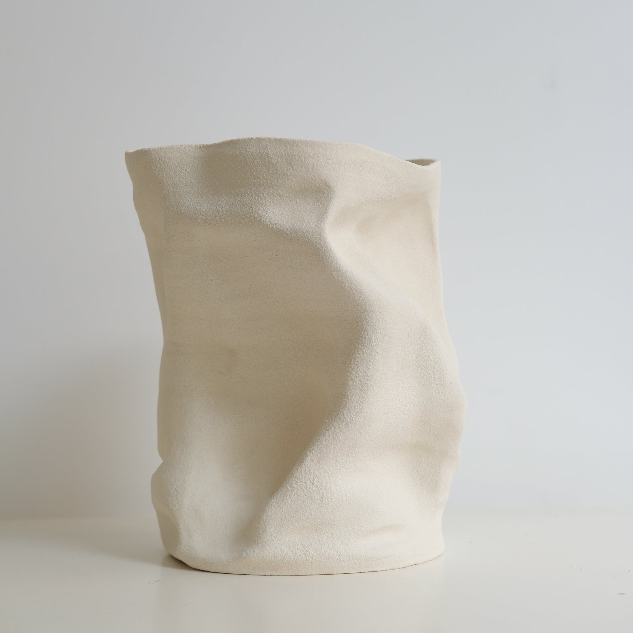 Vase en grès blanc H23cm - blanc sable d'Ophélie Talhas chez Brutal Ceramics