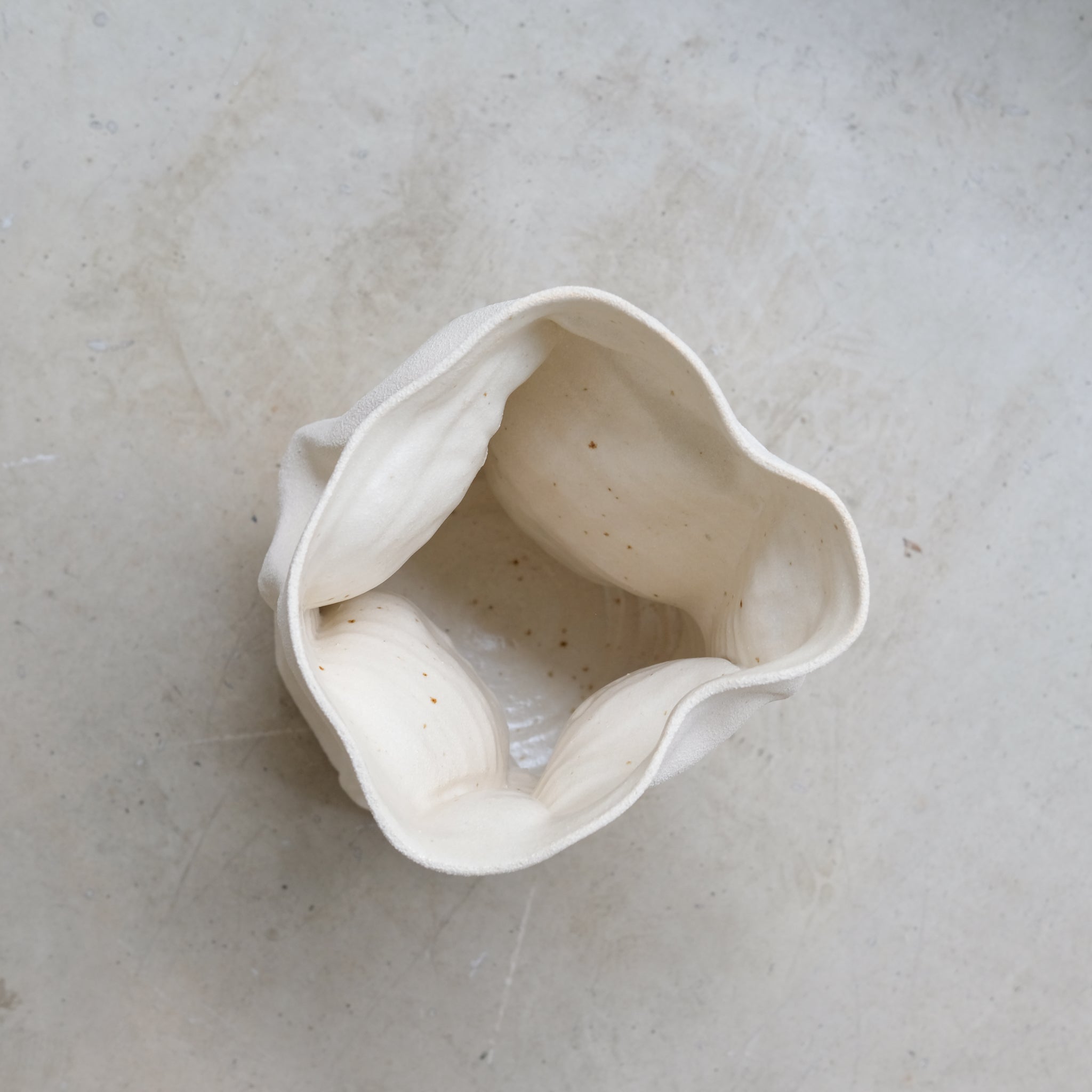 Vase en grès blanc H23cm - blanc sable d'Ophélie Talhas chez Brutal Ceramics
