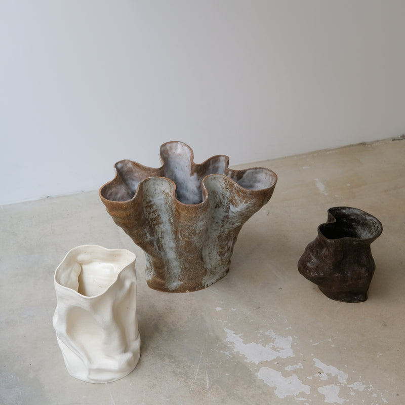 Vase en grès blanc H23cm - blanc sable d'Ophélie Talhas chez Brutal Ceramics