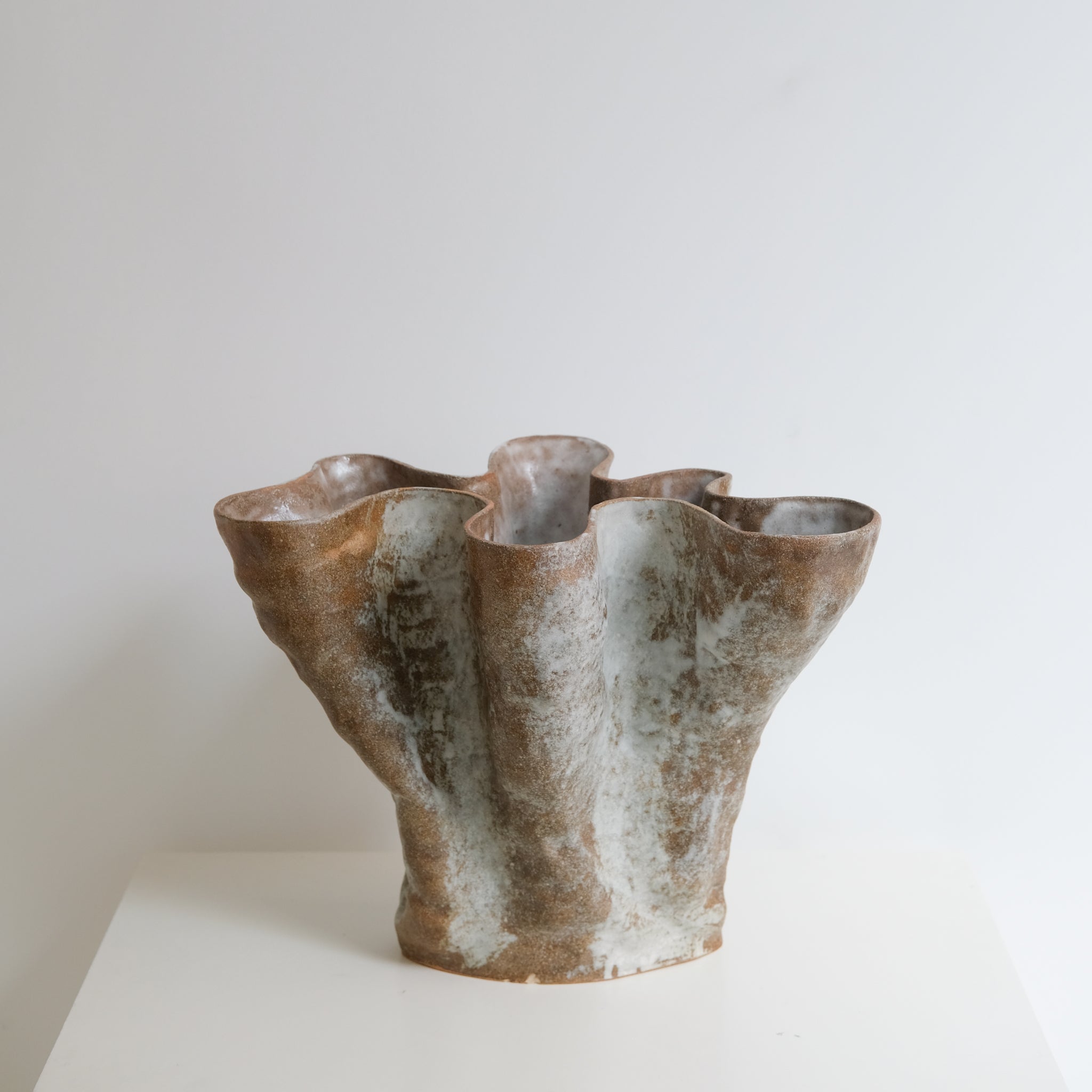 Vase "Remèdio" en grès roux H31cm - brun et blanc d'Ophélie Talhas chez Brutal Ceramics