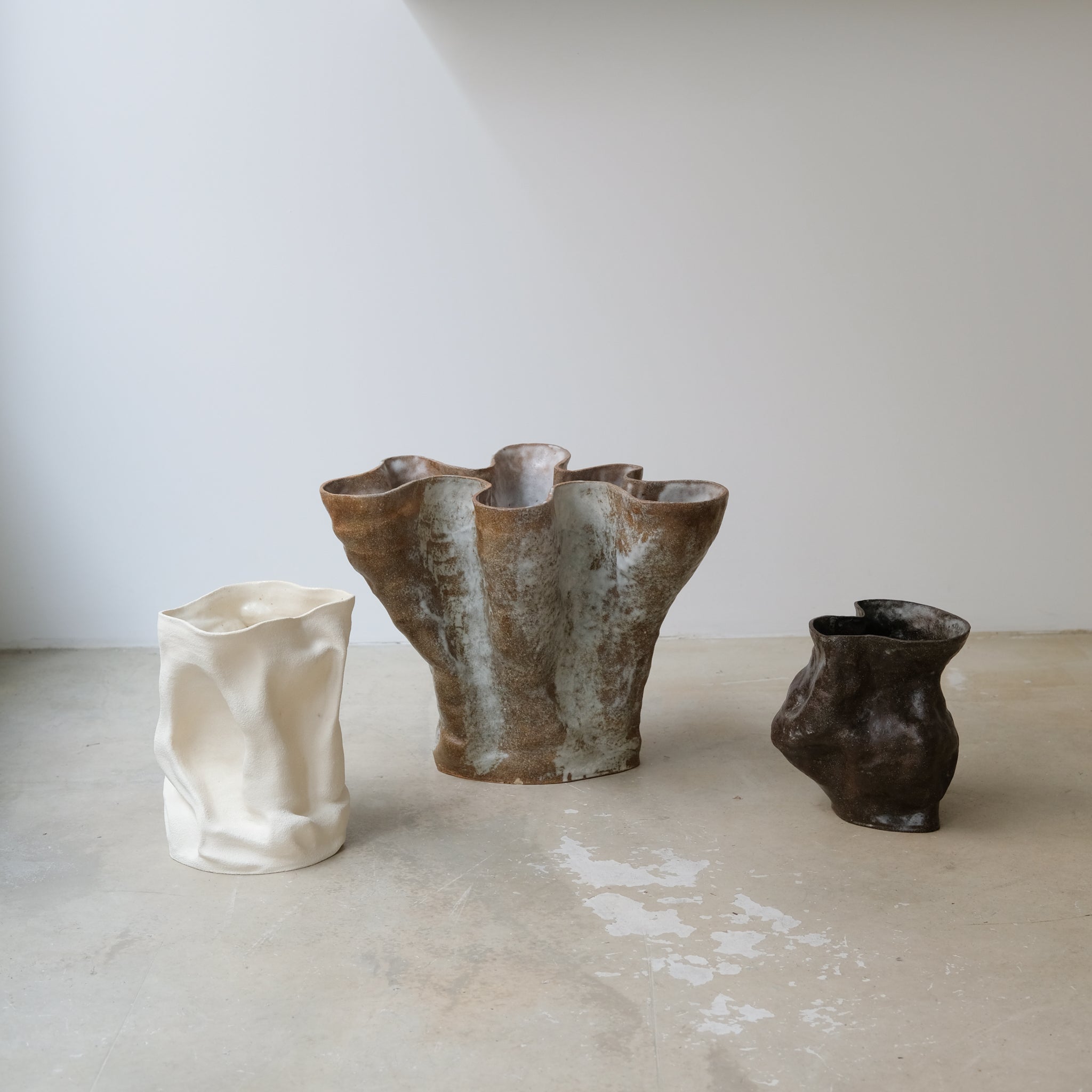 Vase "Remèdio" en grès roux H31cm - brun et blanc d'Ophélie Talhas chez Brutal Ceramics