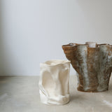 Vase en grès blanc H23cm - blanc sable d'Ophélie Talhas chez Brutal Ceramics